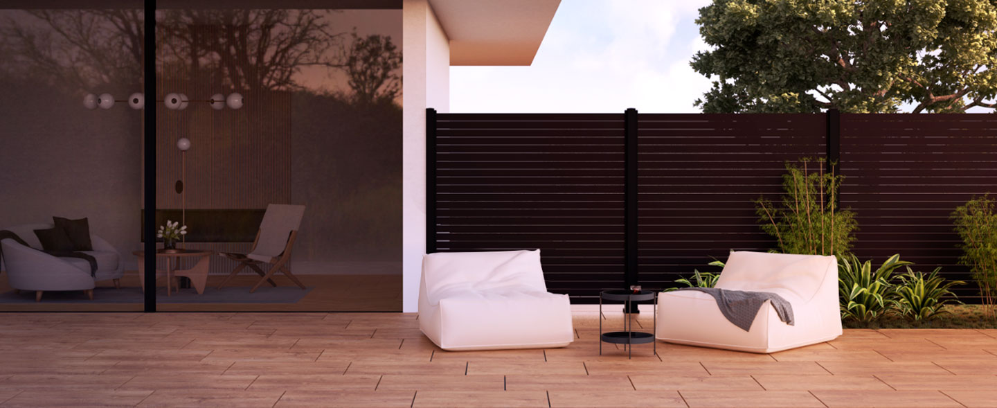 Terrasse mit Fliesen in Holzoptik und Rhombus-Sichtschutz