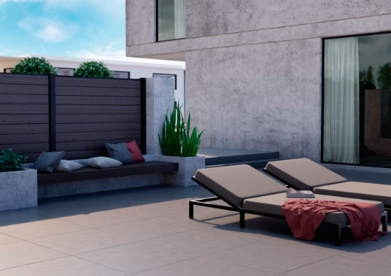 Modernes Ambiente – Terrasse mit Platten in anthrazit und Sonnenliegen aus Alu
