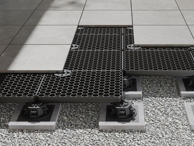 Das Bild ziegt Terrassenplatten sicher verlegt auf dem System TRIAS Wabic