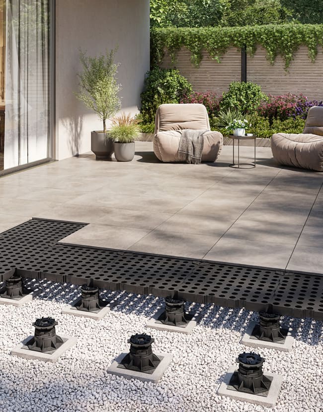 Eine Terrasse mit Plattenbelag auf der Unterkonstruktion TRIAS Wabic 2.0