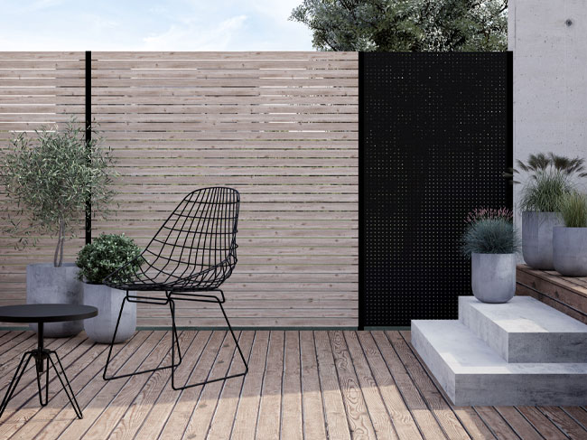 Terrasse mit inidviuellem Sichtschutz aus Rhombus und Metall-Modul