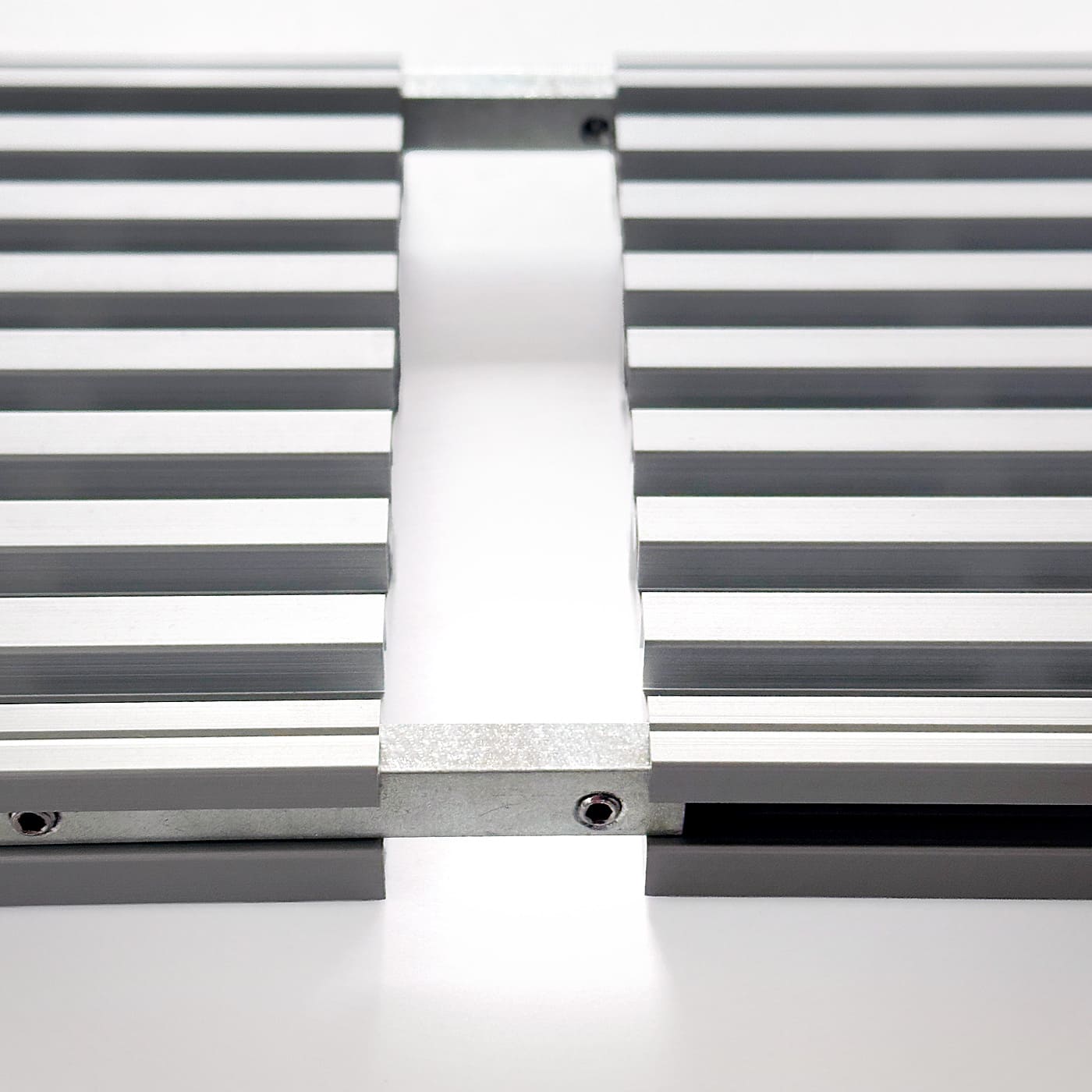 Montage der Verbindung von zwei TRIAS Alu Raingrids