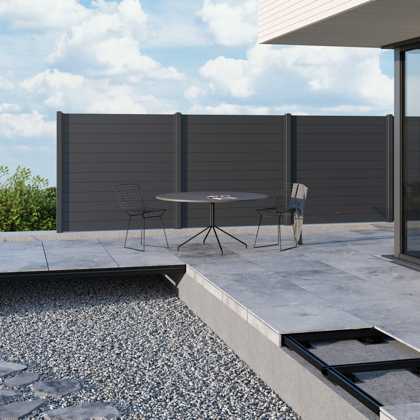 Terrasse mit Plattenbelag auf TRIAS Aluminium-Unterkonstruktion und Sichtschutz aus Aluminiumdielen