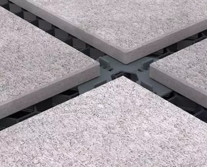 Das Bild zeigt Betonplatten verlegt auf TRIAS Wabic