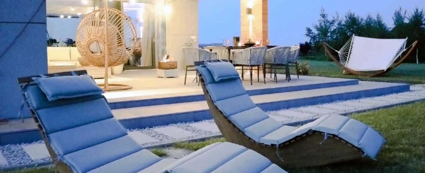 Das Bild zeigt eine Terrassengestaltung im Boho-Stil