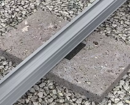 Das Bild zeigt die Kombination von Terrassenpad und TRIAS Alu Terrassenprofil 