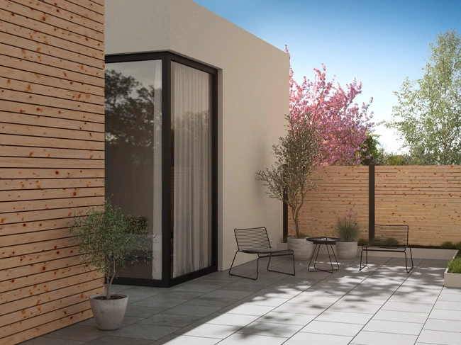 Das Bild zeigt einen Terrasse mit Rhombus Sichtschutz aus Aluminium in Holzoptik 