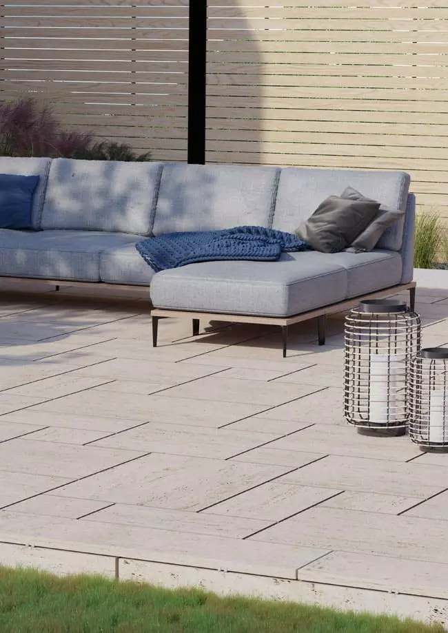 Terrasse mit Natursteinplatten verlegt im römischen Verband