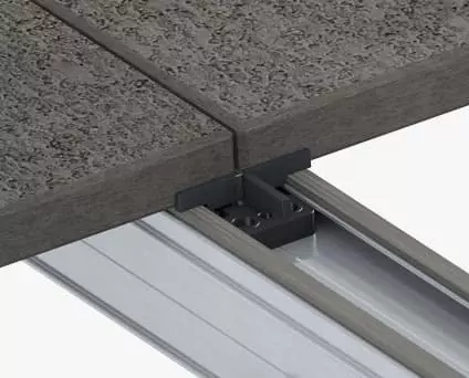 Das Bild zeigt verlegte Terrassenplatten auf dem Aluprofil von TRIAS