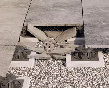 Das Bild zeigt den Durchbruch einer Terrassenplatte