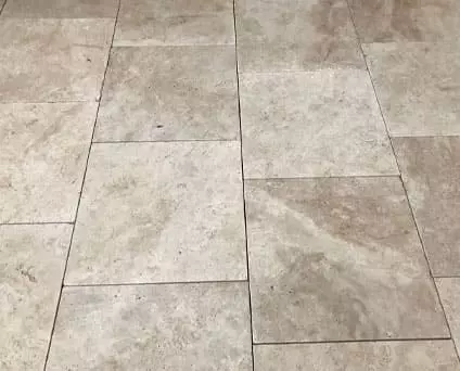 Das Bild zeigt auf der Terrasse verlegte Natursteinfliesen