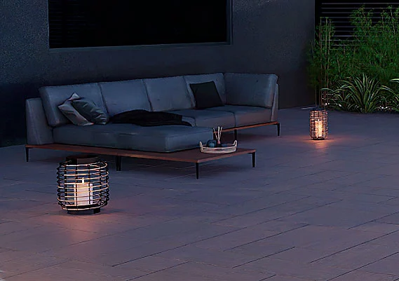 Moderne Terrassengestaltung mit Fliesen in Anthrazit