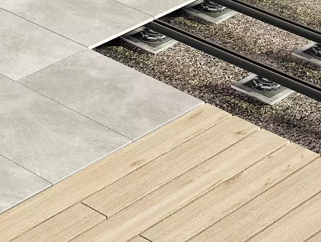 Das Bild zeigt die TRIAS Terrassen-Unterkonstruktion mit Platten und WPC-Dielen