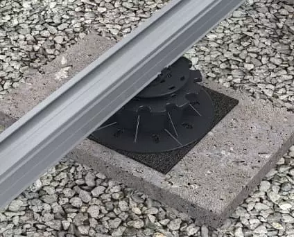 Das Bild zeigt das Terrassenprofil TRIAS ALU auf Stelzlager montiert