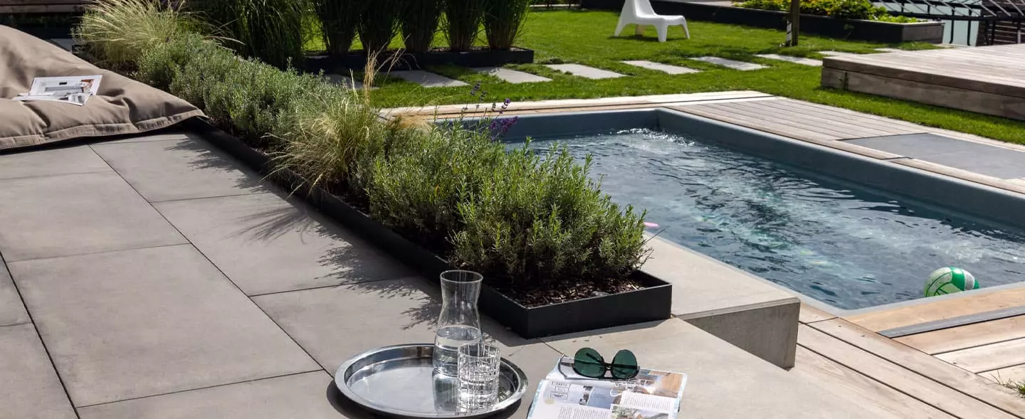 moderne Terrasse mit Terrassenplatten und Stufen am Pool