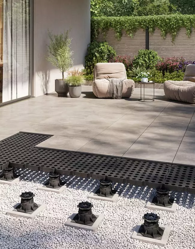 Eine Terrasse mit Plattenbelag auf der Unterkonstruktion TRIAS Wabic 2.0