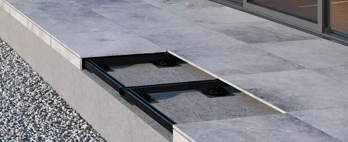 Das Bild zeigt Terrassenplatten auf Alu-Unterkonstruktion