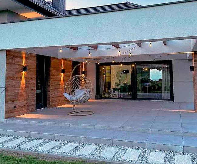 Das Bild zeigt die große Gesamtfläche der Terrasse