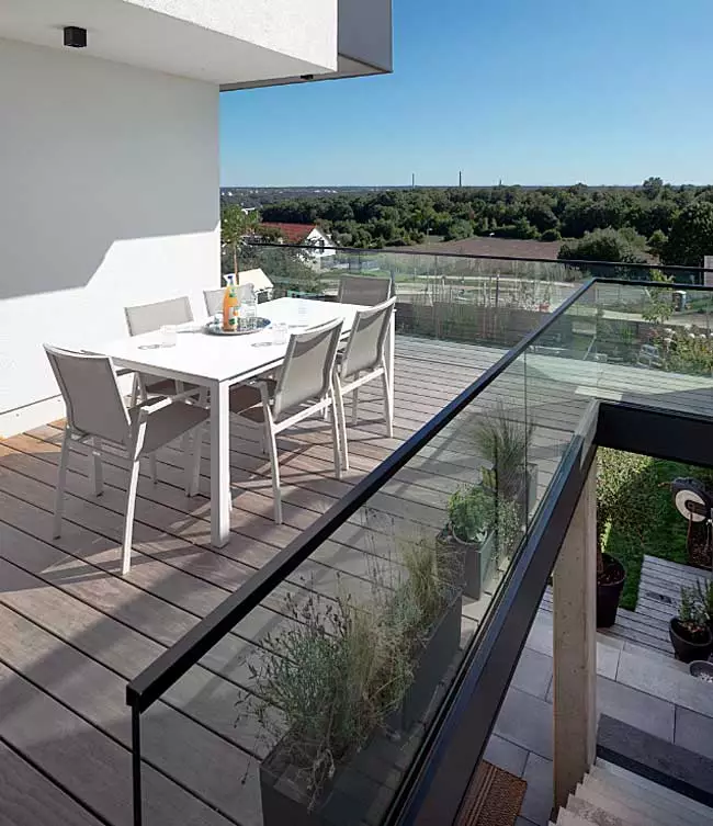 Das Bild zeigt den Balkon mit Dielenbelag