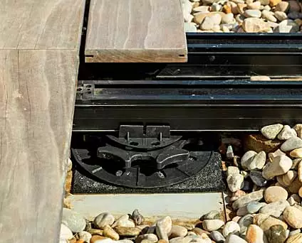 Das Bild zeigt den Höhenausgleich mit Stelzlager für die Alu-Unterkonstruktion