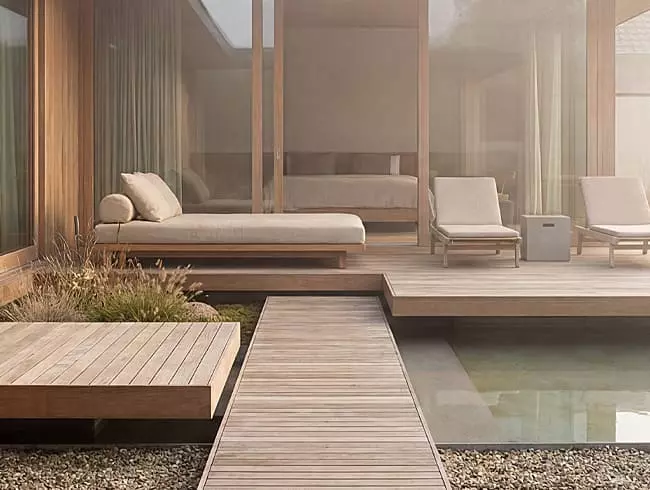Terrasse im japanischen Garten – schwebende Holzplattform über Kiesfläche mit TRIAS ALU Unterkonstruktion