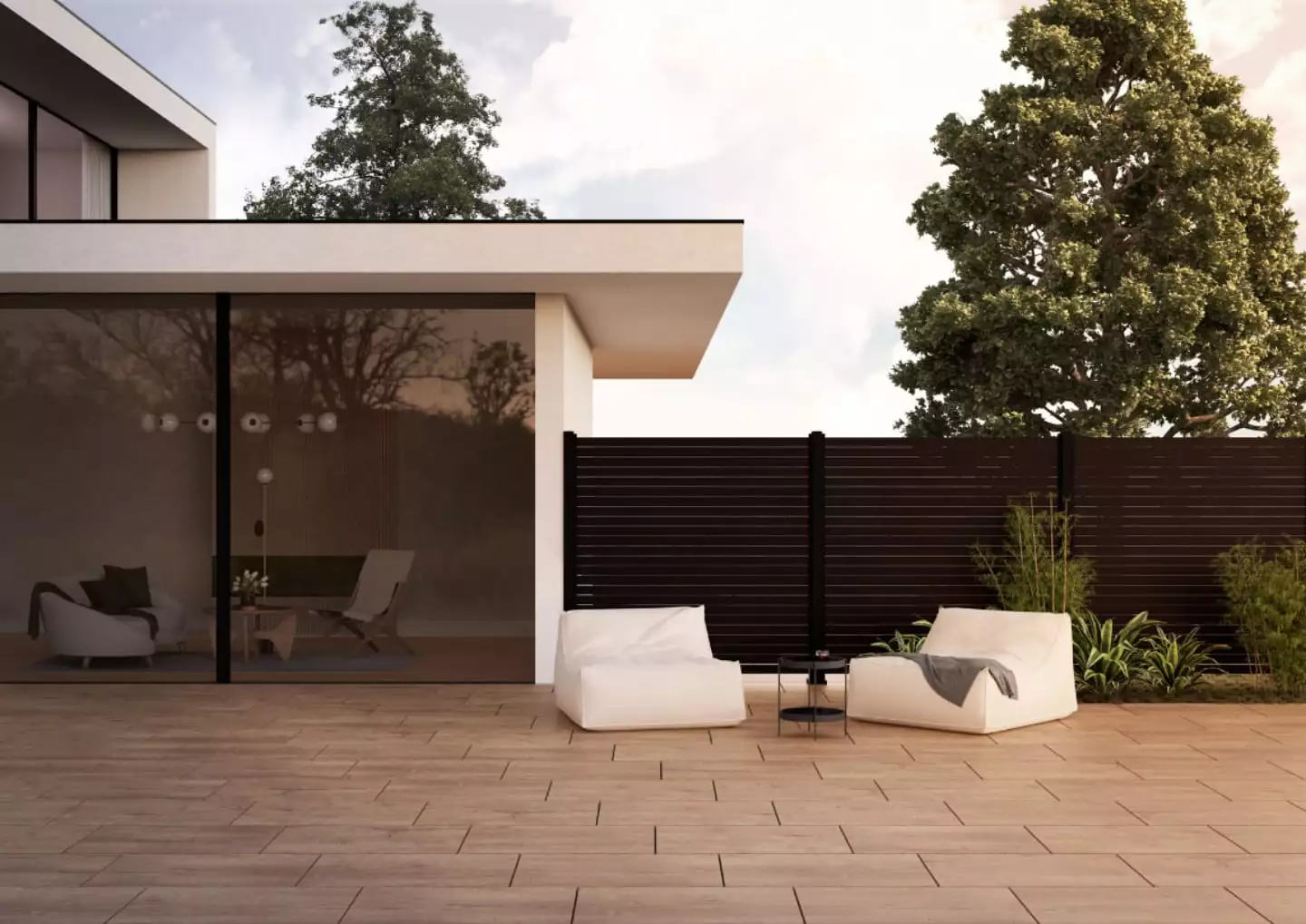 Terrasse mit Fliesen in Holzoptik.