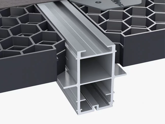 Das Bild zeigt das Terrassenprofil TRIAS Alu Ultra kombiniert mit TRIAS Wabic Boards