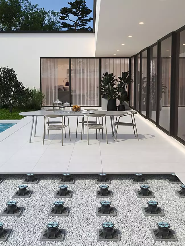 Terrasse mit Terrassenplatten auf Stelzlagern mit TRIAS CROSS