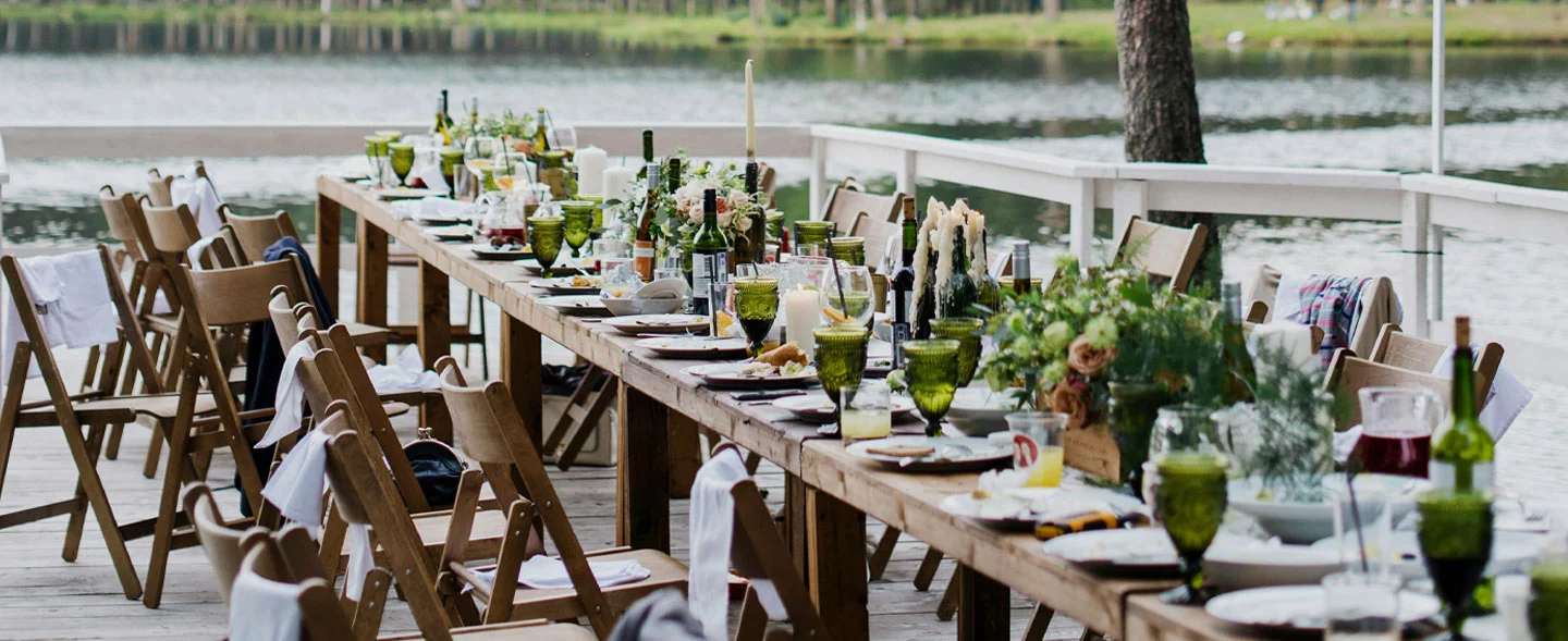 Das Bild zeigt eine Gastro-Terrasse am Seeufer