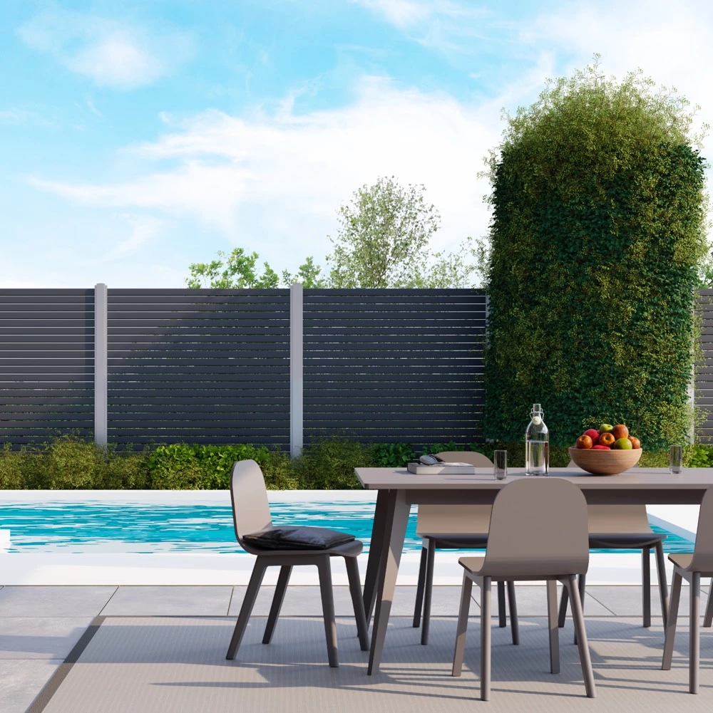 Rhombus Alu als Sichtschutz in modernem Außenbereich mit Pool. 