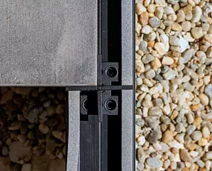 Das Bild zeigt die Terrassen-Unterkonstruktion mit Clip für den Plattenbelag