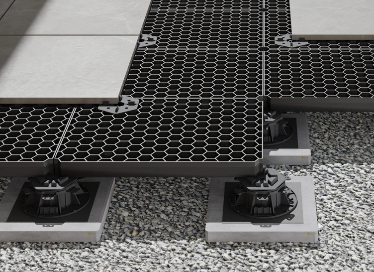 Detailbild Terrassenaufbau mit TRIAS Wabic Terrassenunterkontruktion für Platten