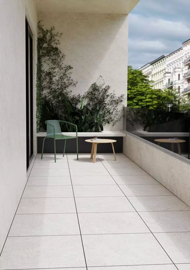 Moderner Balkon mit Plattenbelag auf TRIAS Terrassen-Unterkonstruktion