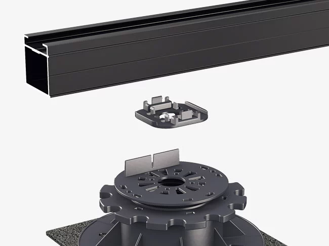 Das Bild zeigt das Klicksystem zwischen Terrassenprofil TRIAS ALU Basic und Stelzlager