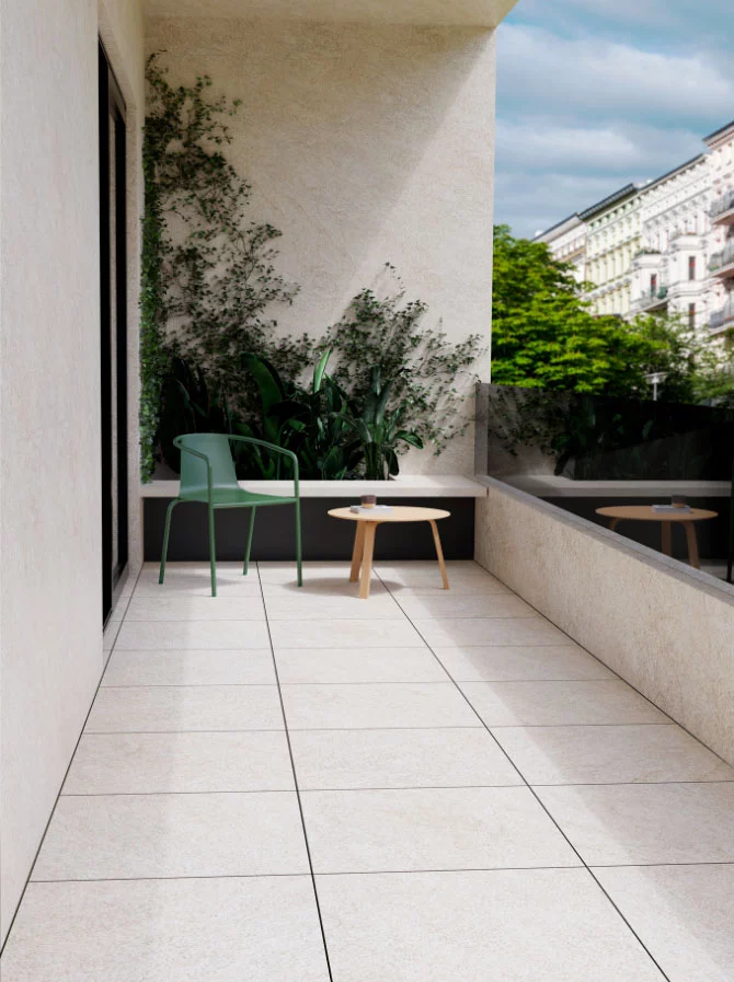 Balkon mit großformatigen, quadratischen Platten.