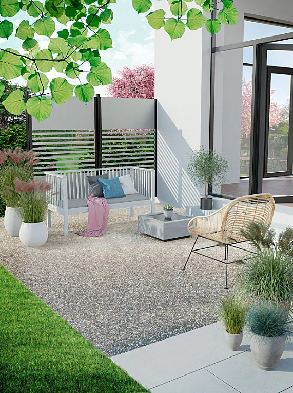 Interessante Terrassengestaltung mit Materialübergang – Platten und Kies