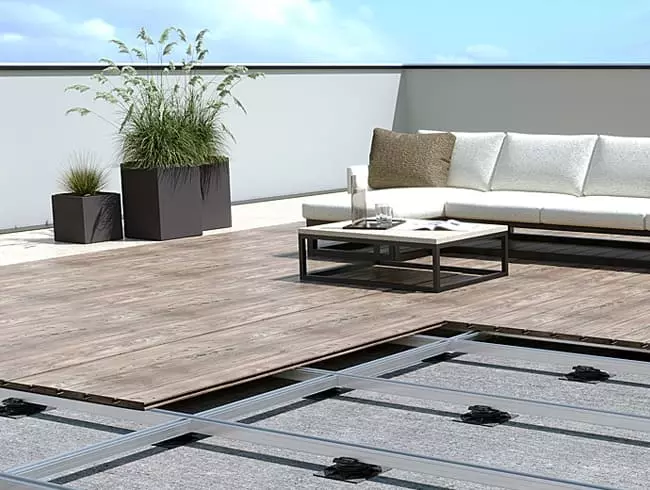 Dachterrasse im Aufbau – TRIAS ALU-Unterkonstruktion mit Stelzlagern auf Schutzlage, Holzdielen teilweise verlegt