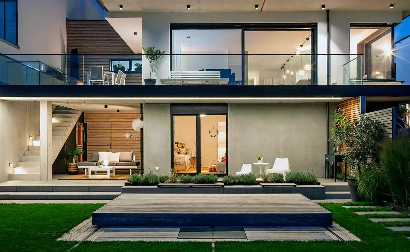 Das Bild zeigt eine moderne Terrassengestaltung mit mehreren Ebenen