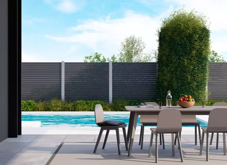 Moderne Terrasse mit Pool und Sichtschutz aus Aluminium von TRIAS