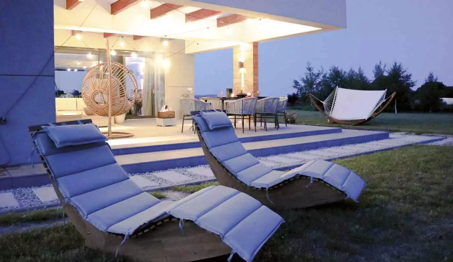 Das Bild zeigt eine Terrasse im Loggia-Stil