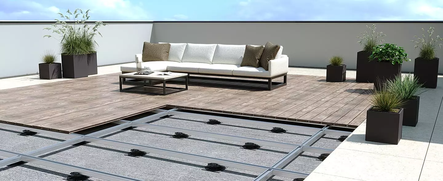 Dachterrasse im Aufbau – TRIAS ALU-Unterkonstruktion mit Stelzlagern auf Schutzlage, Holzdielen teilweise verlegt