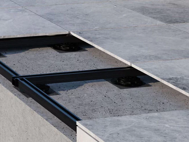 Das Bild zeigt Terrassenplatten auf einer Terrassen-Unterkonstruktion