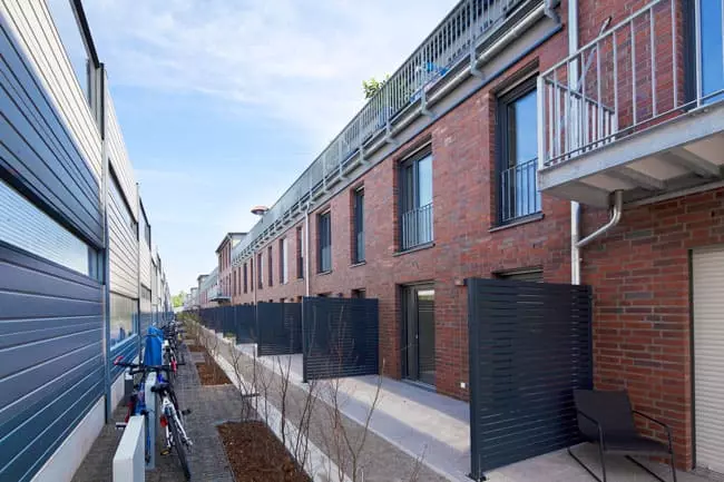 Terrassen der alten Gleisfabrik mit TRIAS Sichtschutz Rhombus aus Aluminium