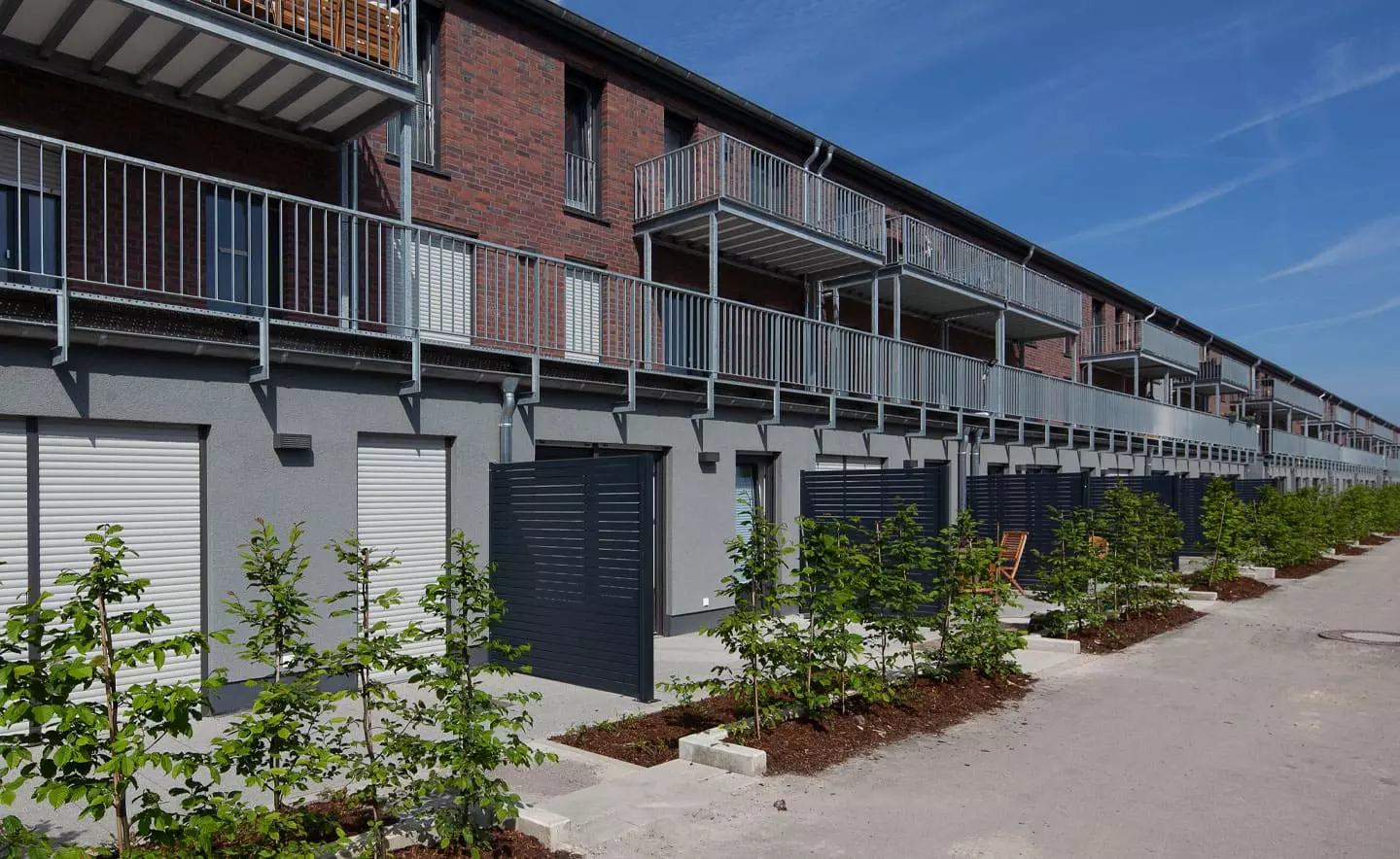 TRIAS Sichtschutz Rhombus Alu in Anthrazit auf den Terrassen der Gleisfabrik