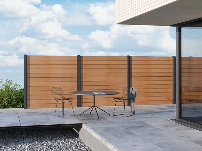 Das Bild zeigt einen Sichtschutz mit Alu-Dielen in Holzoptik
