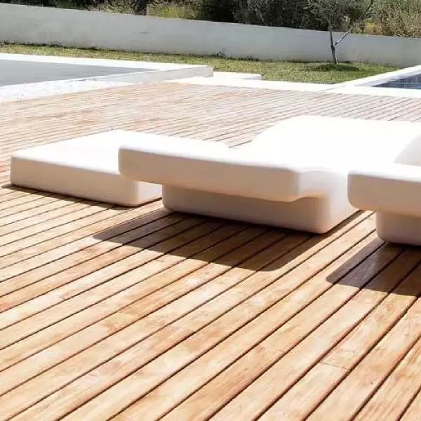 Sonnendeck mit Terrassendielen auf der Unterkonstruktion TRIAS Alu