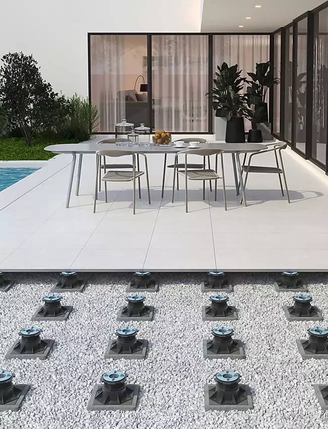 Terrasse mit Terrassenplatten verlegt auf Stelzlager mit TRIAS CROSS