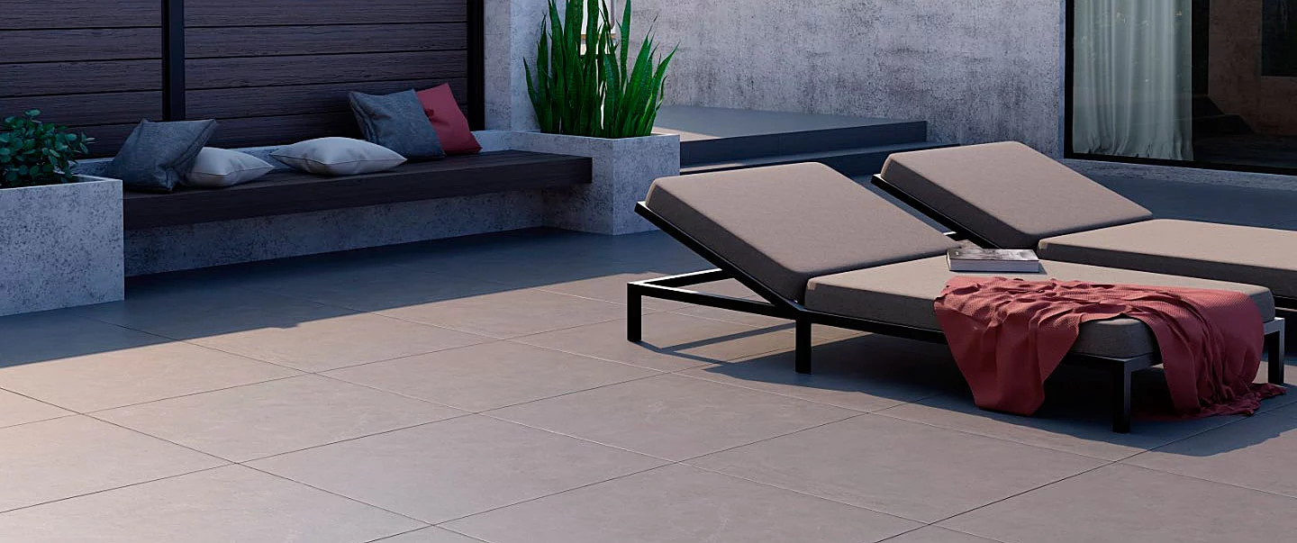 Modernes Ambiente – Terrasse mit Sonnenliegen und Platten in anthrazit