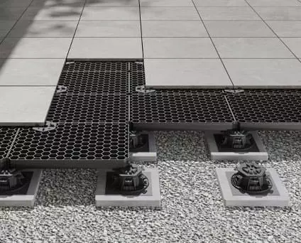 Das Bild zeigt Terrassenplatten verlegt auf der Unterkonstruktion TRIAS Wabic