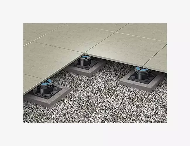 Terrassenaufbau mit TRIAS CROSS und Terrassenplatten